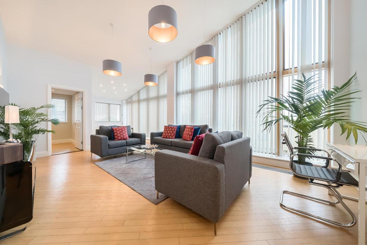 Roomspace Serviced - The Courtyard Penthouse * Londra